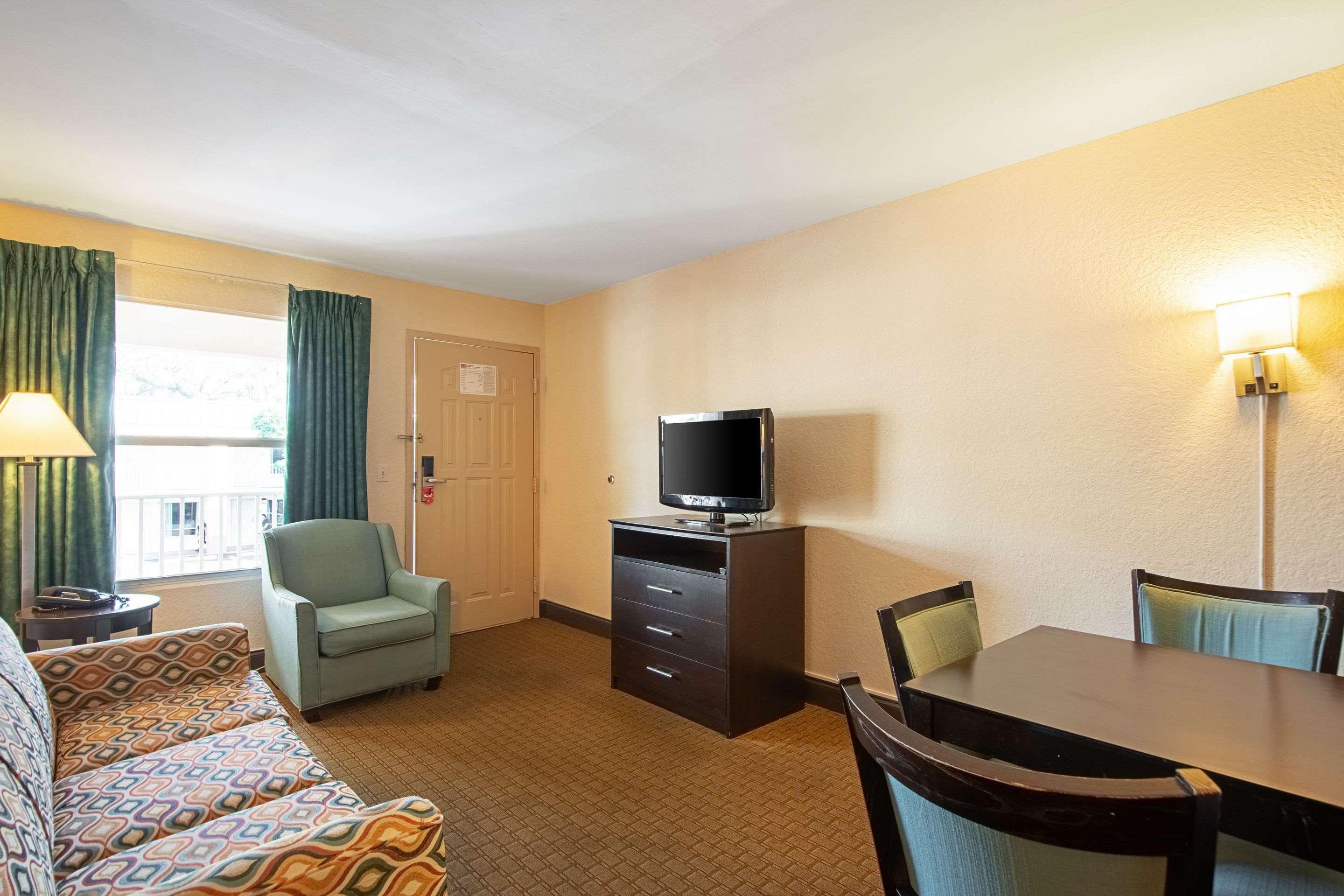 Ramada Limited Clearwater Hotel And Suites Exterior foto
