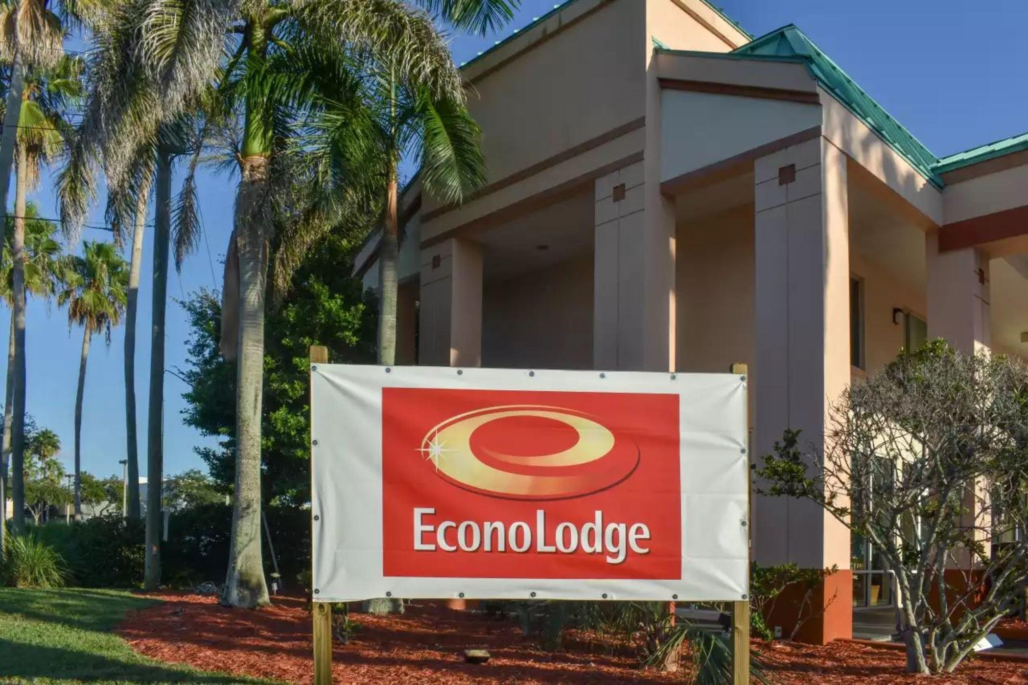 Ramada Limited Clearwater Hotel And Suites Exterior foto
