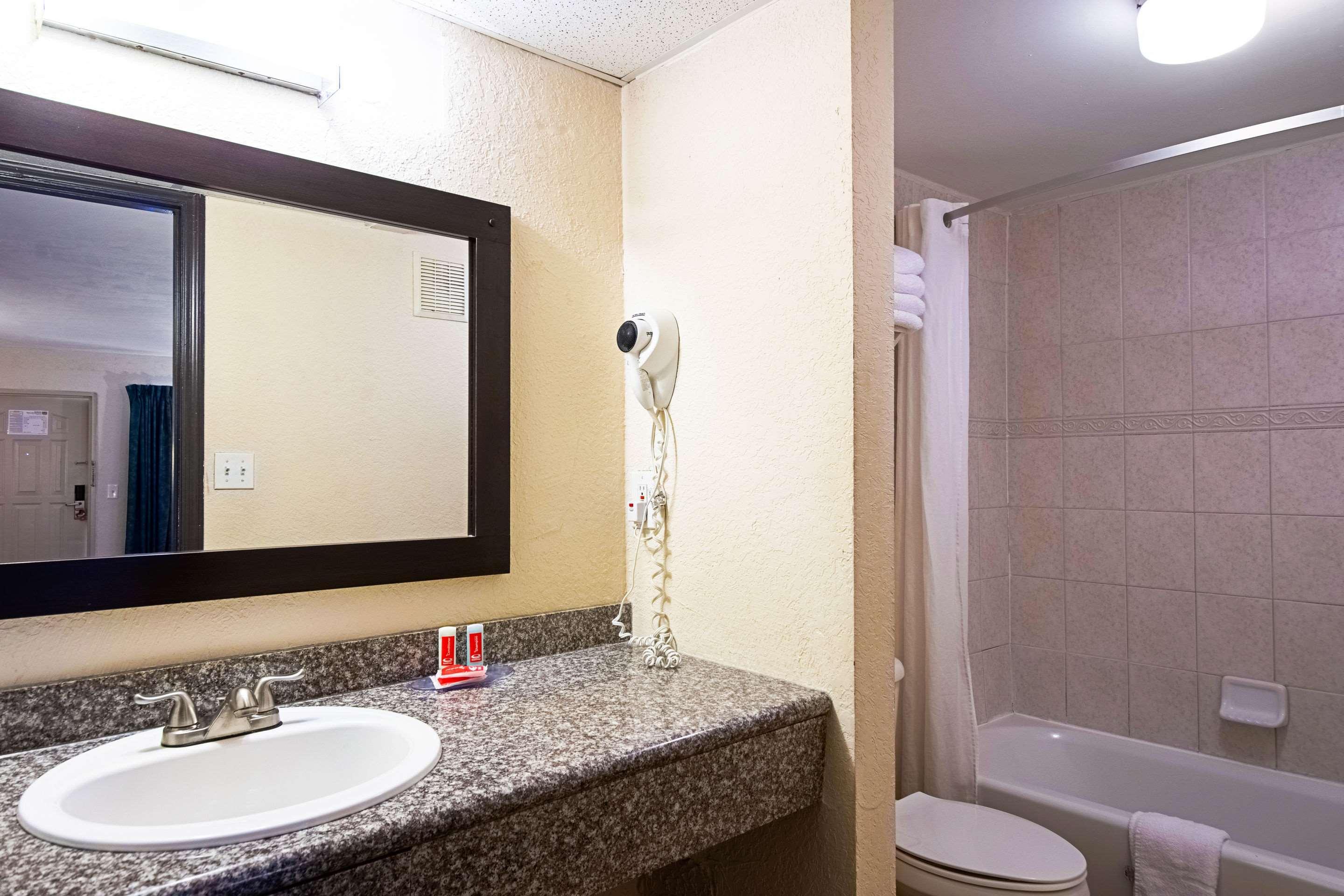 Ramada Limited Clearwater Hotel And Suites Exterior foto