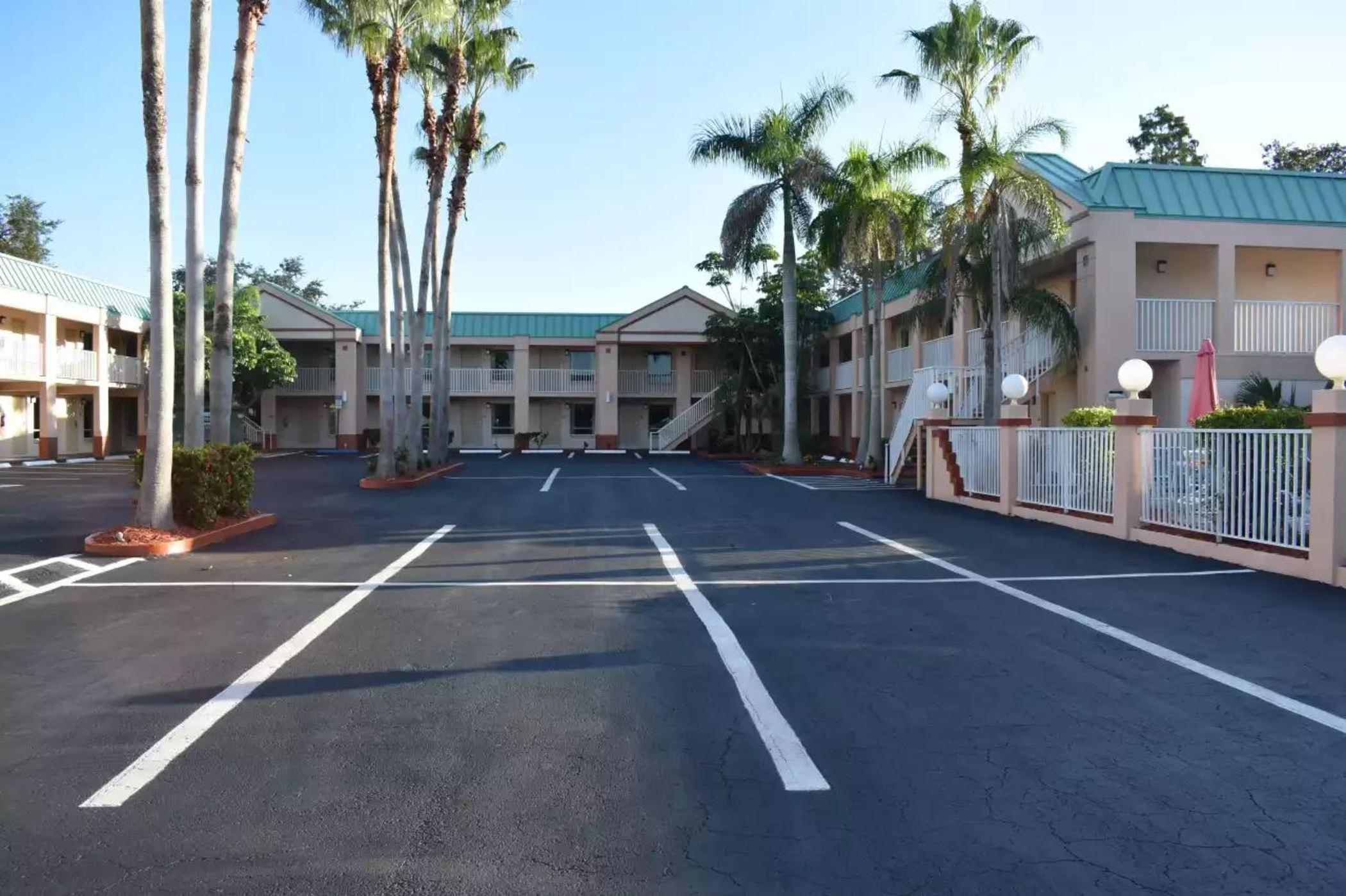 Ramada Limited Clearwater Hotel And Suites Exterior foto
