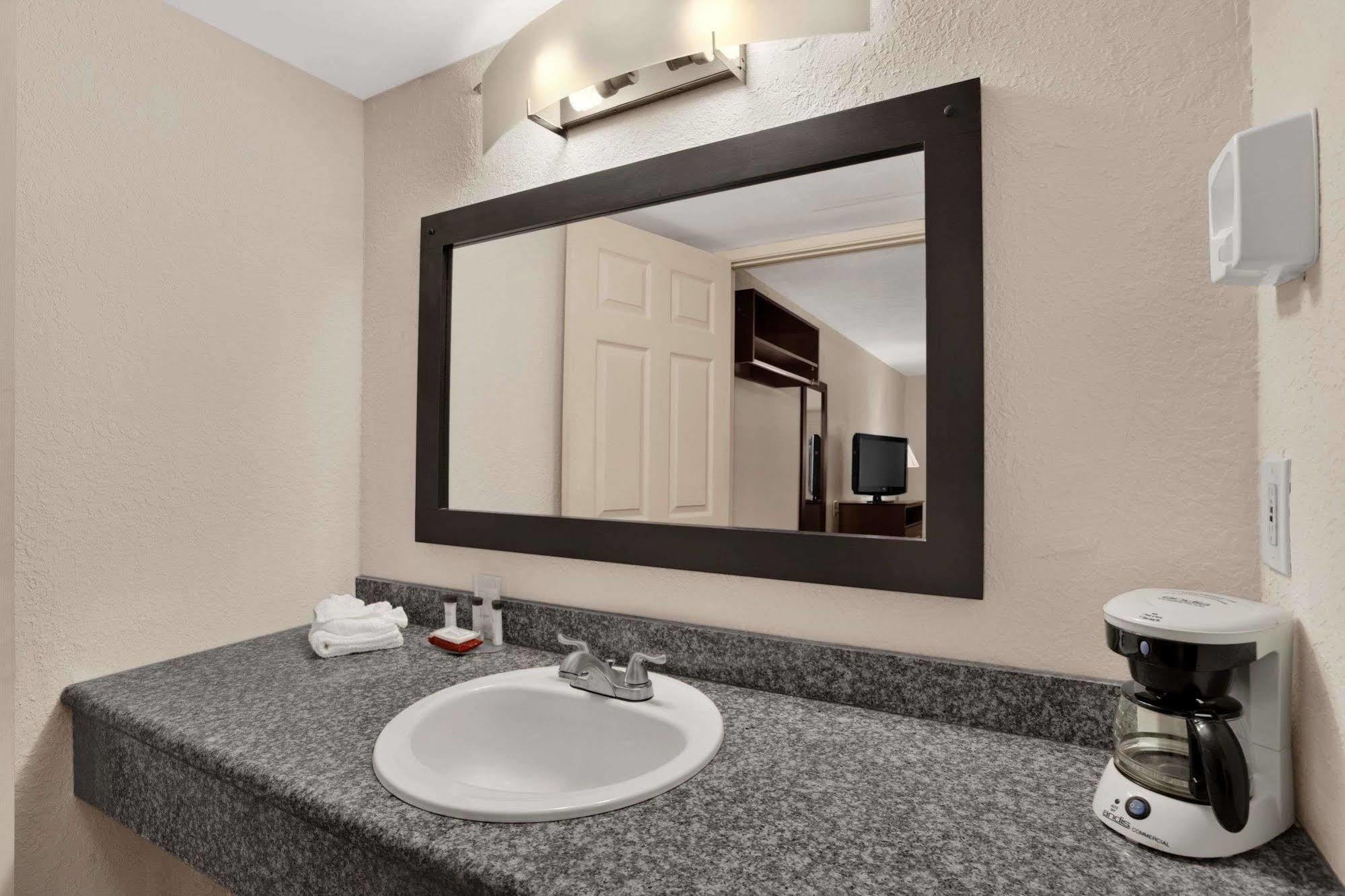 Ramada Limited Clearwater Hotel And Suites Exterior foto