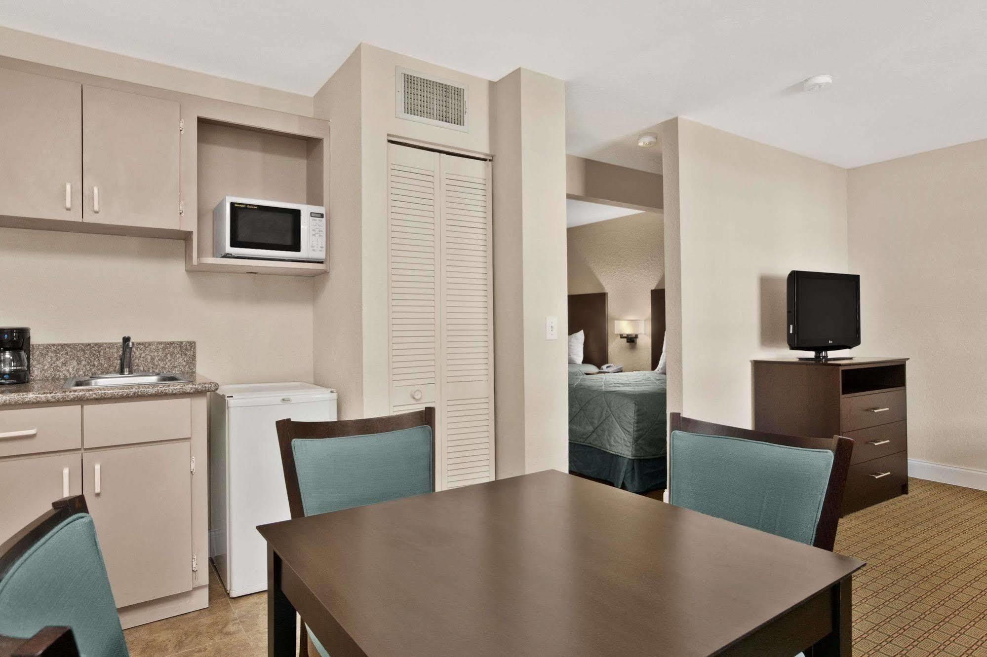 Ramada Limited Clearwater Hotel And Suites Exterior foto