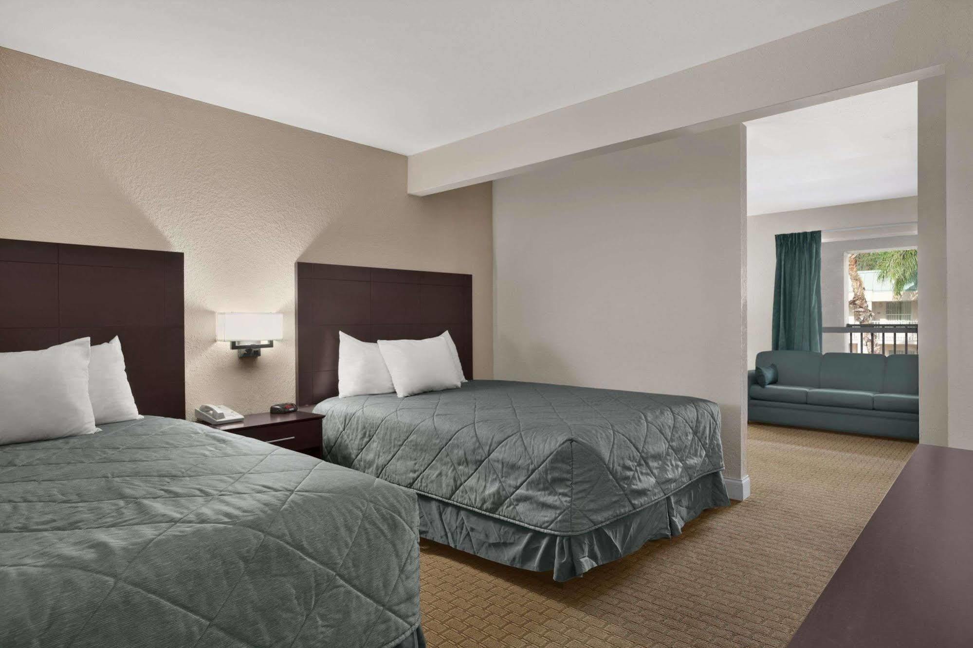 Ramada Limited Clearwater Hotel And Suites Exterior foto